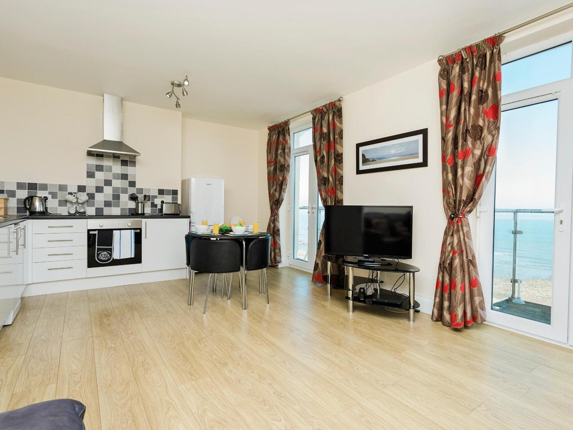 Sunny Beach Apartments Shanklin Exteriör bild