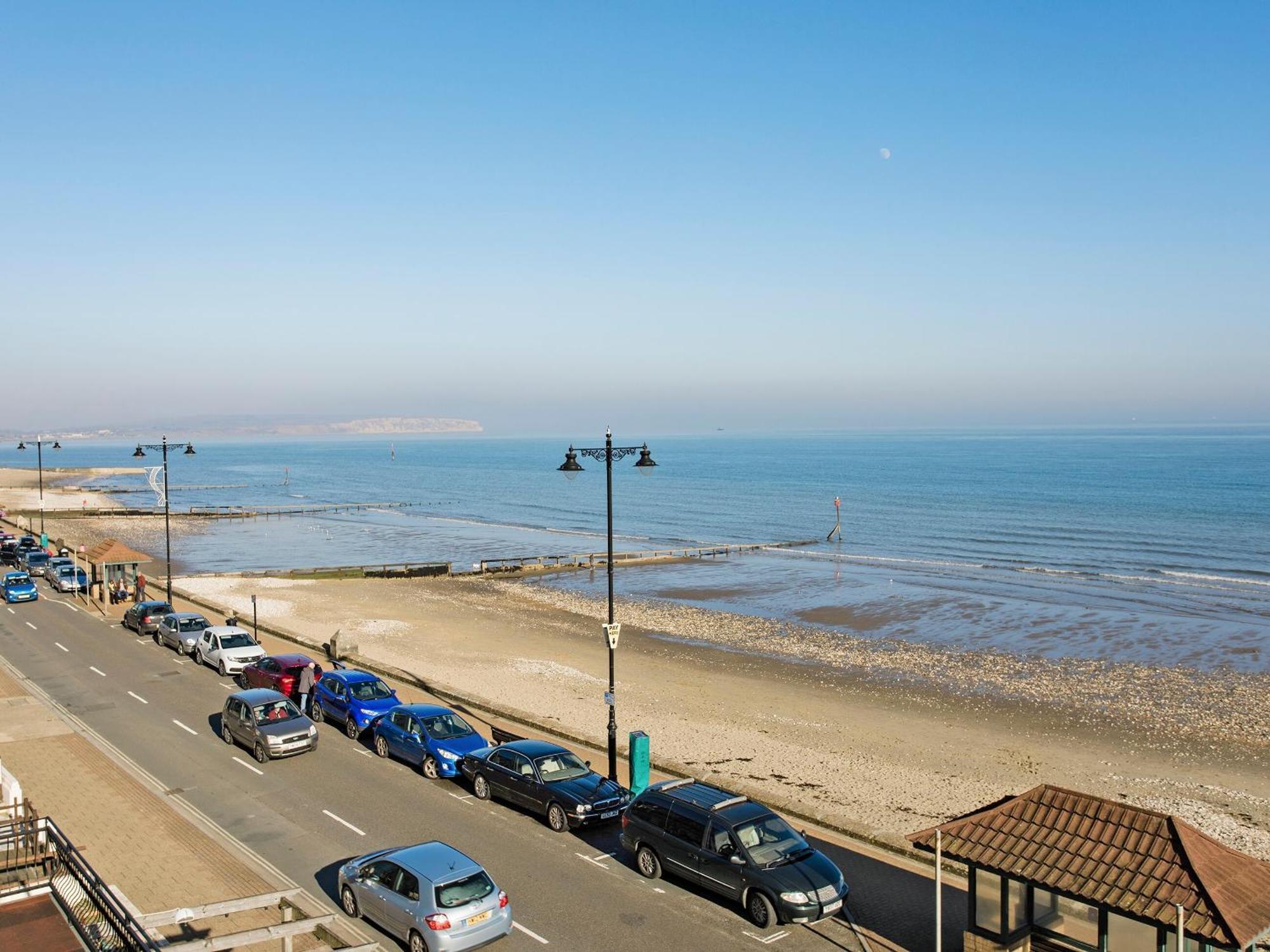 Sunny Beach Apartments Shanklin Exteriör bild